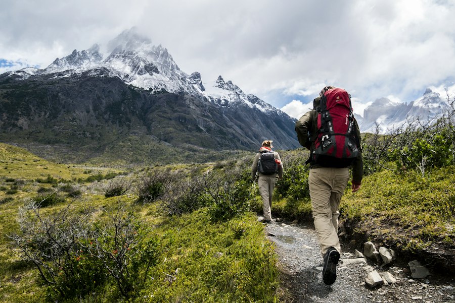 Escaladores subiendo un sendero de montaña
